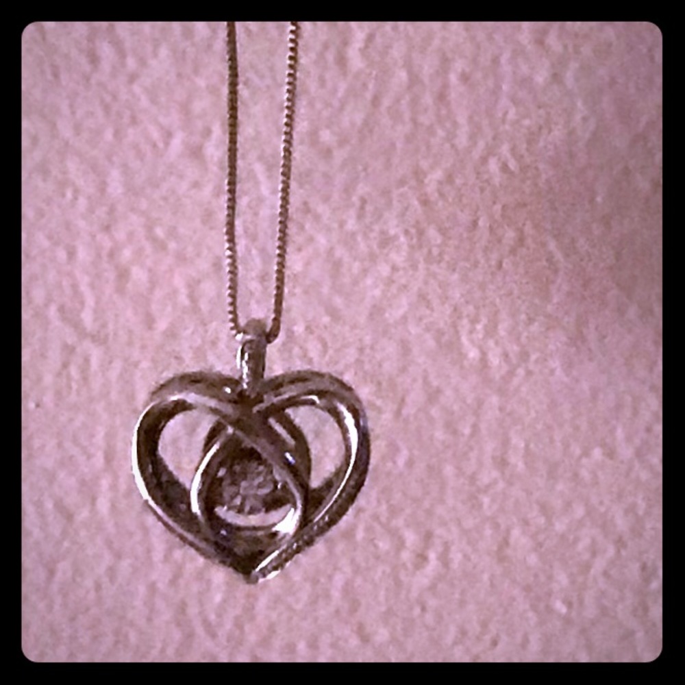 Necklace with diamond.